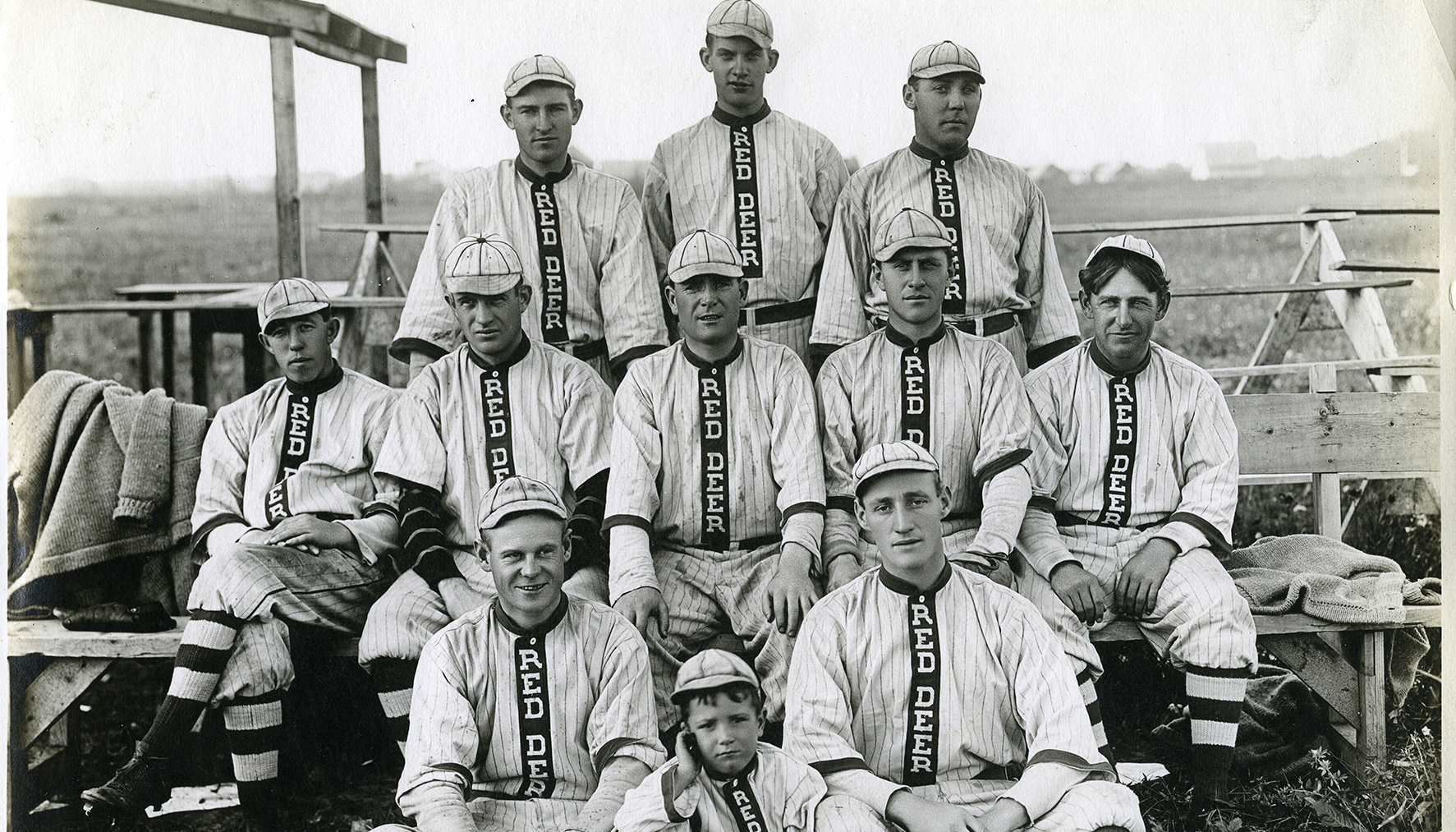 Black and white photo of a baseball team posing for the camera in three rows