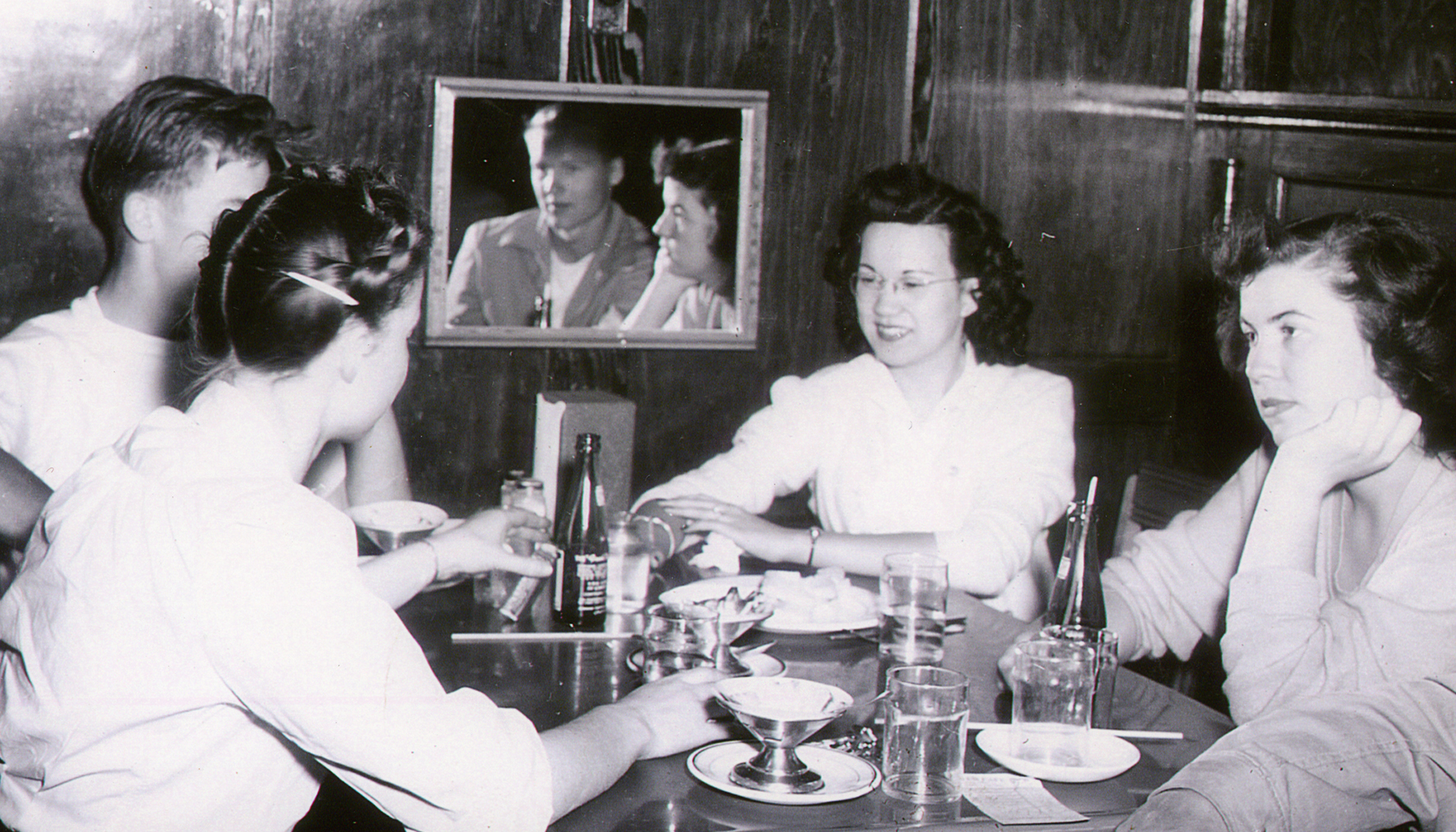 Teenagers in a Club Café booth, 1944
