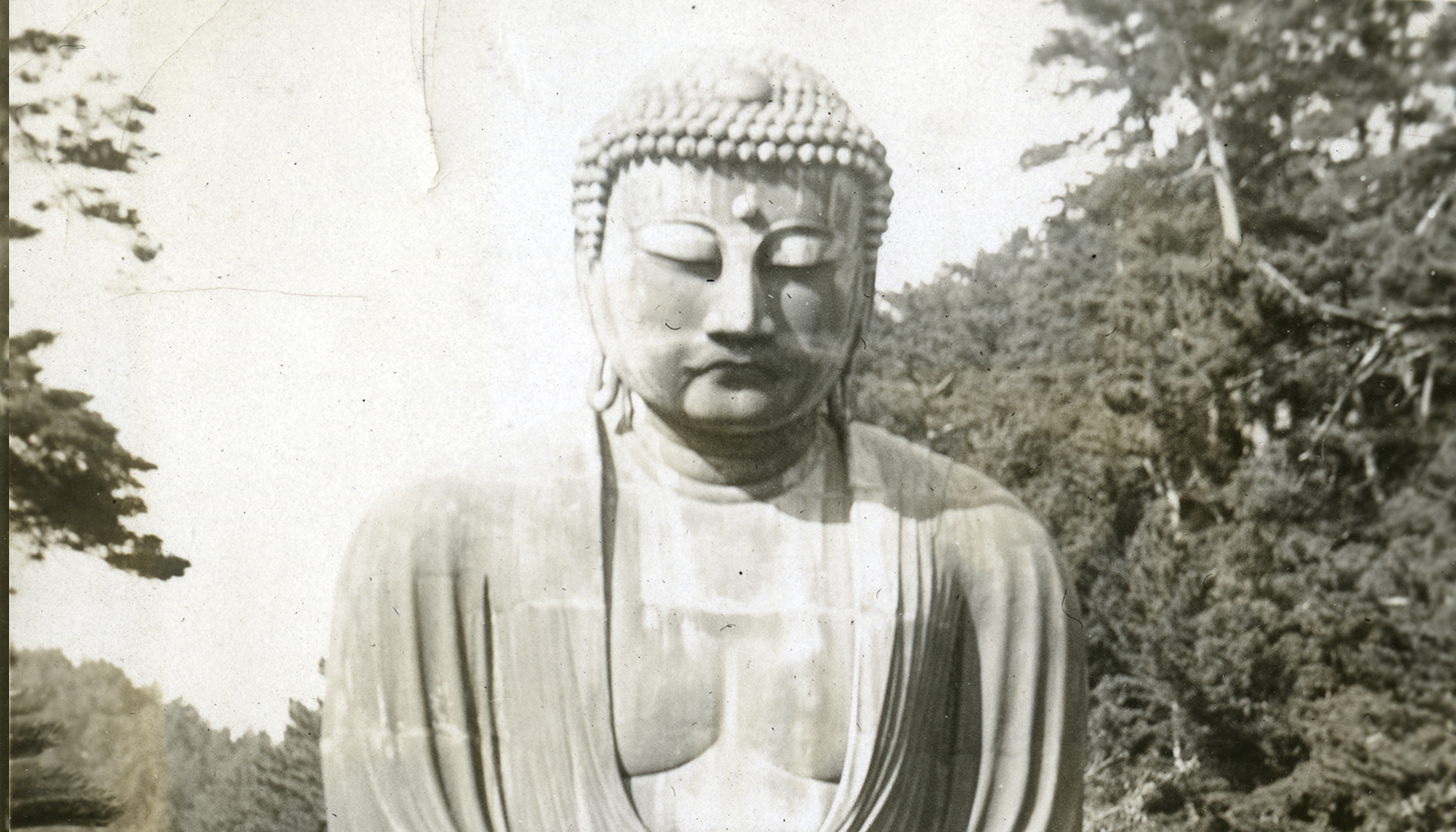 Buddha statue in Kamakur, Japan, 1930. Florence Cottingham seated in the rickshaw.
