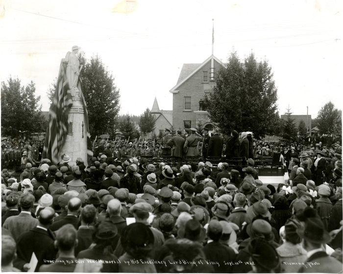 Black and white photo of unveiling the cenotaph statue in Red Deer, September 1922.