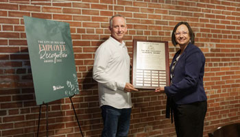 2022 Bob Stollings winner, Greg Sikora receiving his award from City Manager, Tara Lodewyk